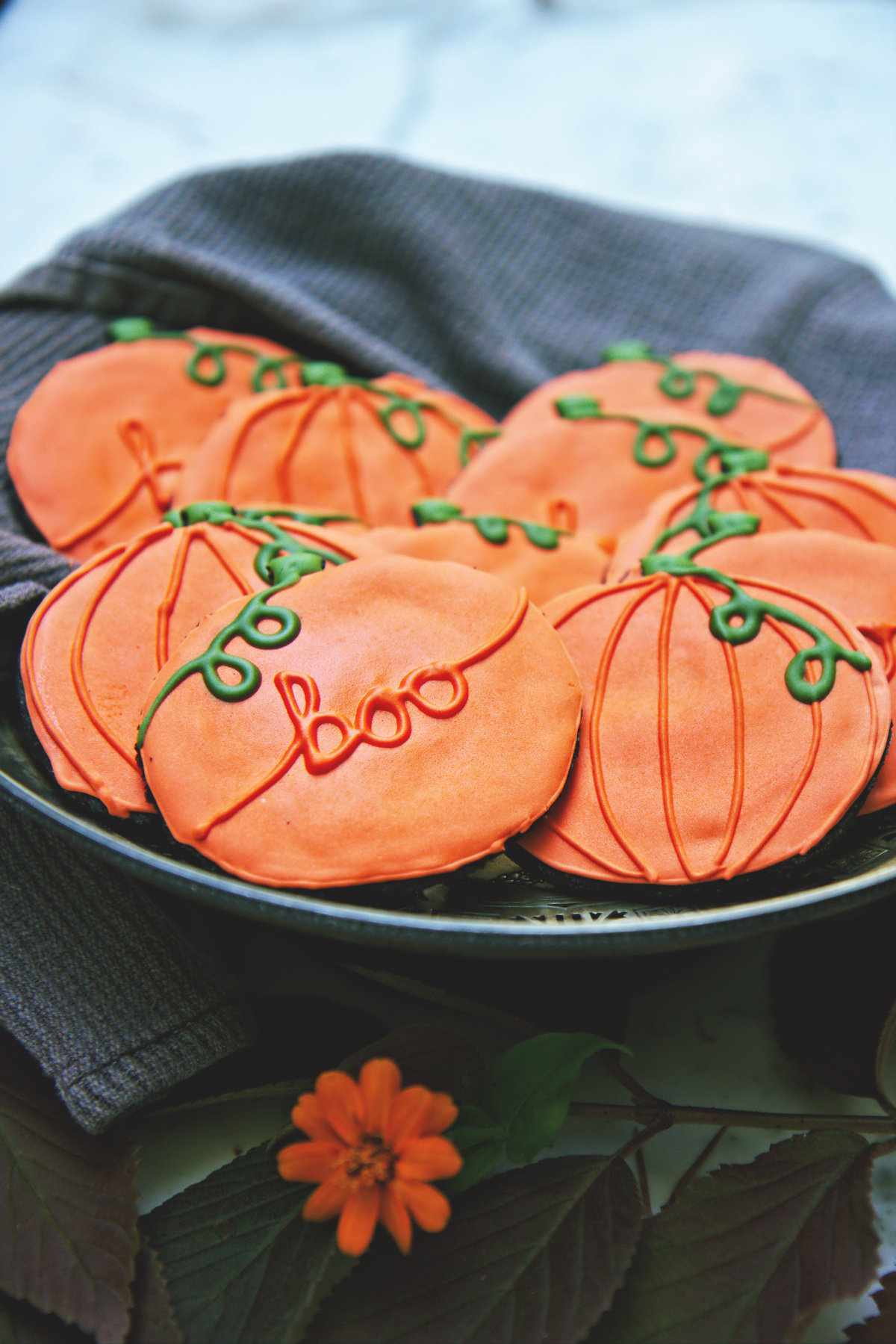 Decorated Chocolate Pumpkin Cookies | La Pêche Fraîche