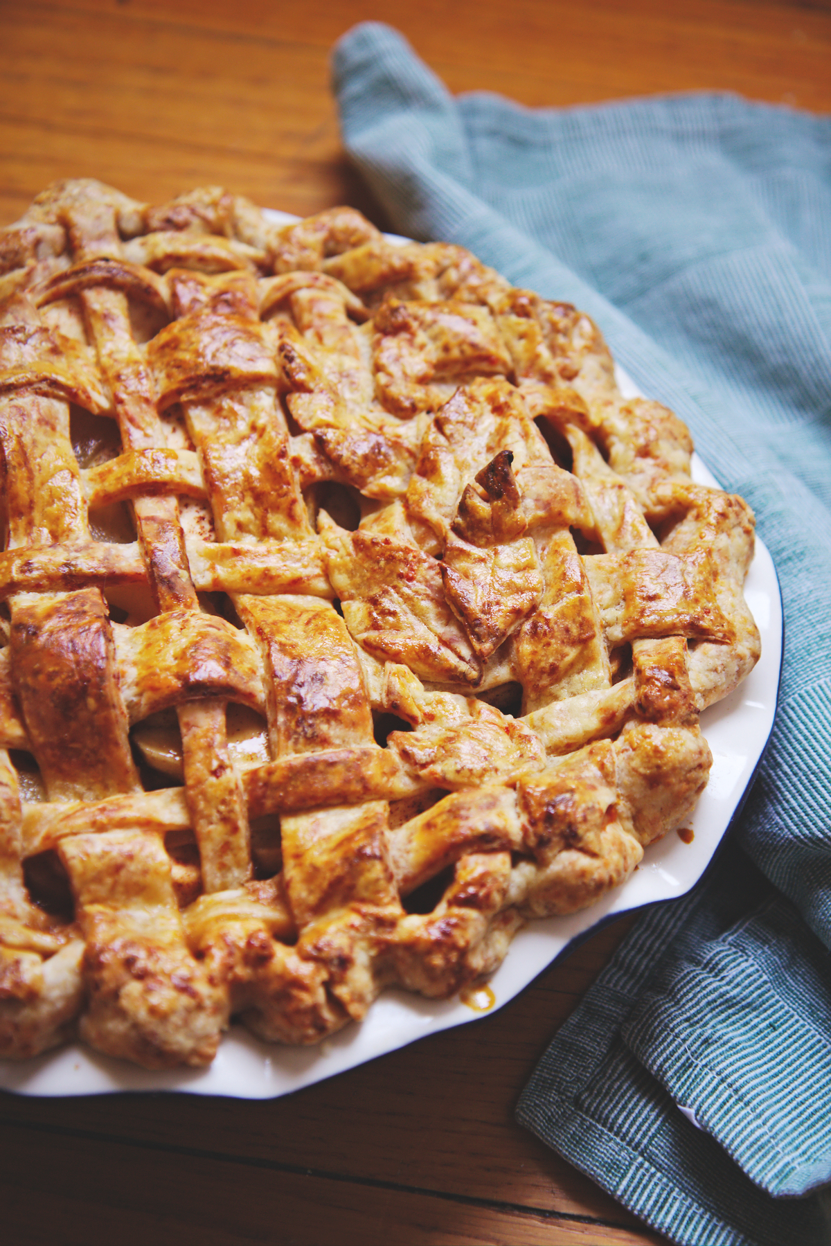 Apple, Pear, Butterscotch, and Cheddar Pie | La Pêche Fraîche