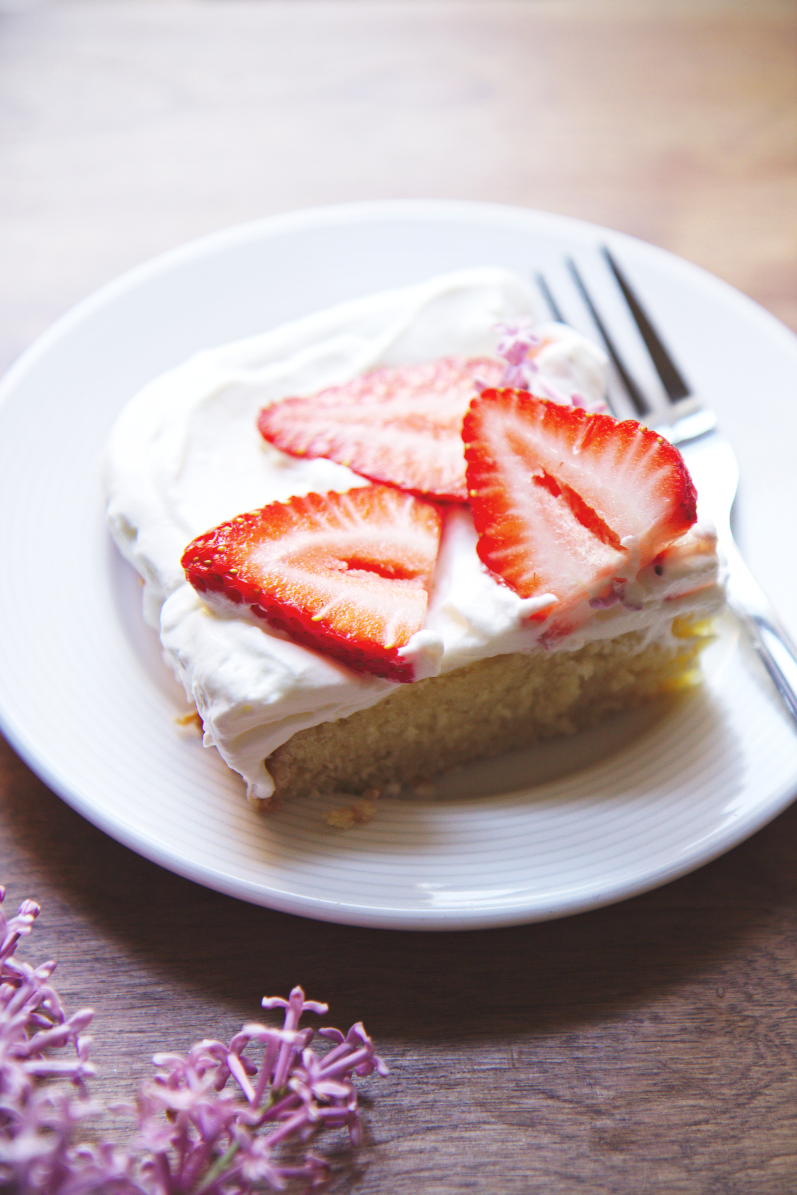 Strawberry Cream Sheet Cake | La Pêche Fraîche