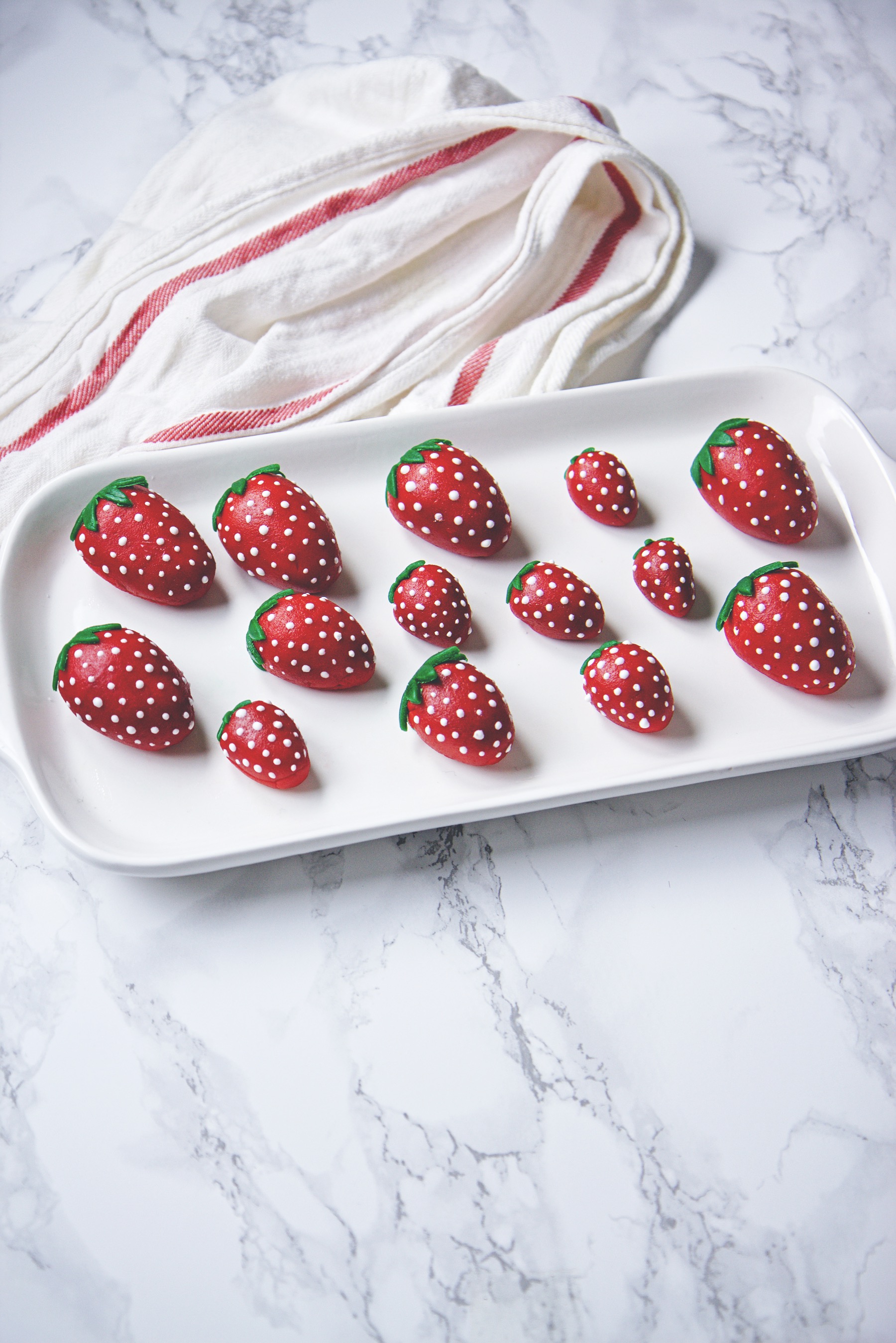 Strawberry, Chocolate, and Marzipan Cakes | La Pêche Fraîche