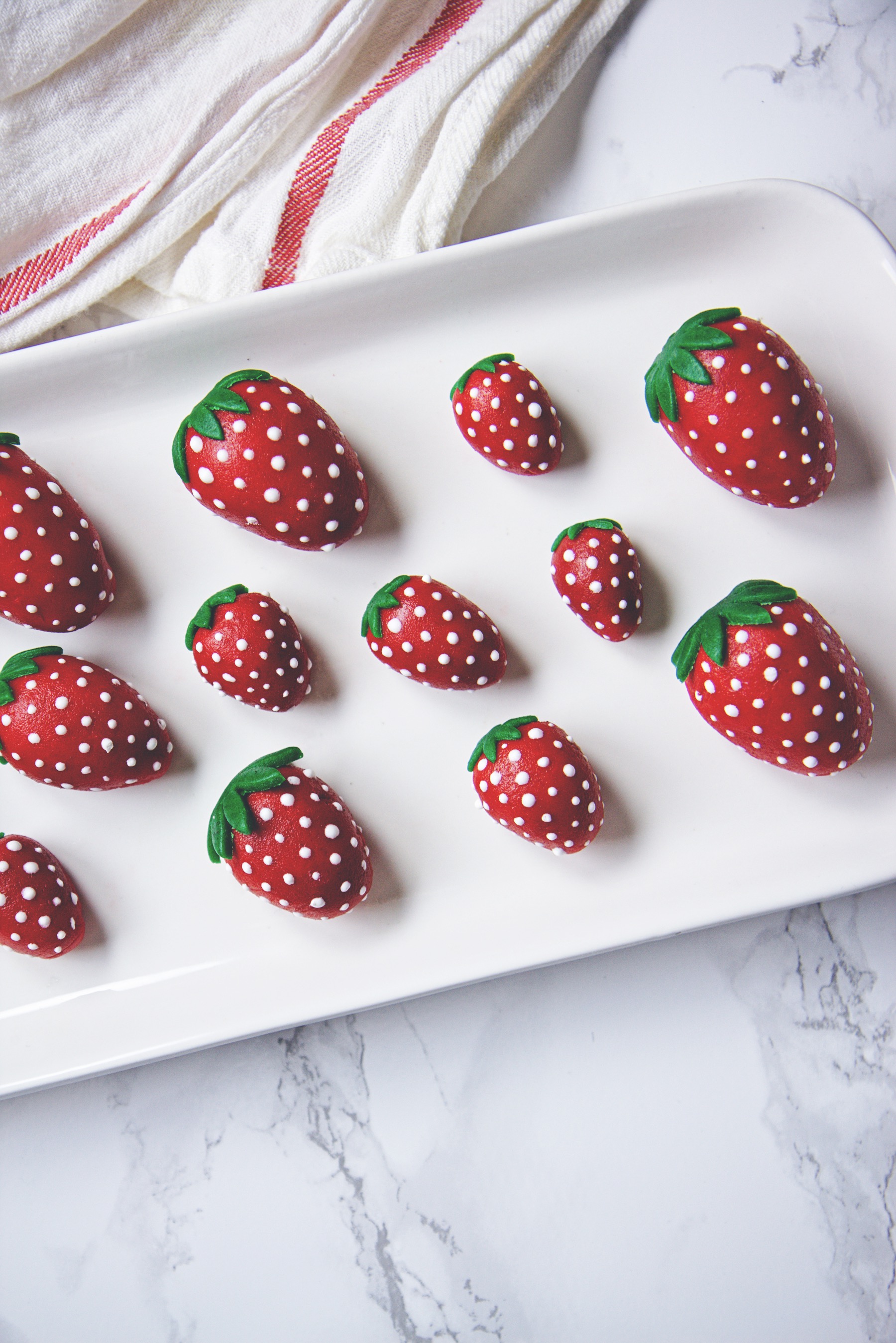 Strawberry, Chocolate, and Marzipan Cakes | La Pêche Fraîche
